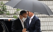 [헤럴드포토] 빗속 날씨 법정 향하는 이명박 전 대통령