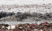 태풍에 거대 쓰레기장 된 광안리해수욕장…아쉬운 피서객들