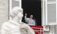 프란치스코 교황, 엘리베이터 갇혔다 소방관에 구조…삼종지도회 지각
