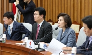 한국당, '삭발투쟁' 이어 '촛불' 드나…나경원 