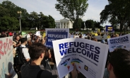 트럼프 행정부, 내년 난민 수용 1만8000명으로 축소…역대 최저