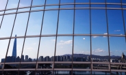 [헤럴드pic] ‘창에 비친 파란 서울하늘’