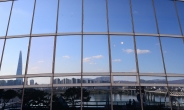 [헤럴드pic]‘파란 서울하늘이 유리창에…’