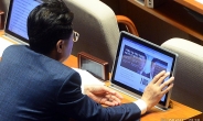 [헤럴드pic] ‘문재인 대통령의 방중이 궁금한 의원’