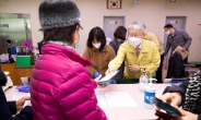 최기영 과기부 장관, 우체국 마스크 판매현장 격려