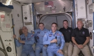 美 첫 민간 유인우주선, 발사 19시간만에 우주정거장 도킹 성공