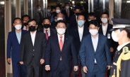 [헤럴드pic] 국회의장실을 항의 방문하는 미래통합당 의원들