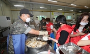 어머니 장병 급식·피복 모니터링단, 9사단 방문…전복삼계탕, 컵과일 등 맛봐