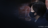 [헤럴드pic] 검은색 마스크를 쓴 추미애 장관