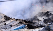 [헤럴드pic] 청량리 시장 화재…화재 진압하는 소방관