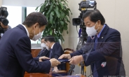 [헤럴드pic] 선서문을 전달하는 이주열 한국은행 총재