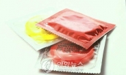 중고생에 무료 콘돔 나눠주기…임신·성병 방지 차원 vs 성관계 부추겨