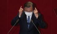 [헤럴드pic] 마스크를 벗는 문재인 대통령