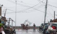 필리핀 강타한 태풍 고니에 최소 4명 사망… 세력은 약해져