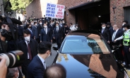 [헤럴드pic] 논현동 자택을 떠나는 이명박 전 대통령
