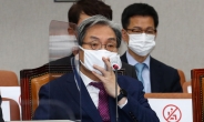 [헤럴드pic] 마스크를 만지는 노영민 청와대 비서실장