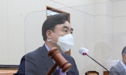 [헤럴드pic] 의사봉을 두드리는 윤관석 정무위원장