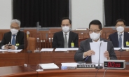 [헤럴드pic] 자료를 정리하는 박지원 국가정보원장