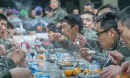 軍 장병 밥상에 ‘군대리아’ 대신 ‘사제 햄버거’ 오른다