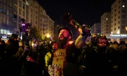 미 극우단체 프라우드 보이스 단장 경찰에 체포…재산 손괴·총기 소유 혐의