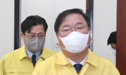 [헤럴드pic] 회의실로 들어오는 더불어민주당 김태년 원내대표와 홍익표 정책위의장