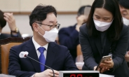 [헤럴드pic] 휴대폰을 살펴보는 박범계 법무부 장관 후보자