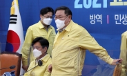 [헤럴드pic] 자리에 앉는 더불어민주당 김태년 원내대표