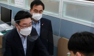 [헤럴드pic] ‘신도시 부동산투기의혹 진상규명을 위한 국정조사요구서’를 제출하는 국민의힘 김성원 의원