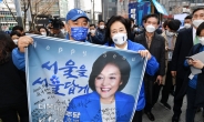 [헤럴드pic]지지자와 사진찍는 박영선 더불어민주당 서울시장 후보
