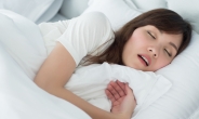 잠 부족한 한국인?…“잠들기 직전까지 휴대폰삼매경”51%