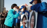 [헤럴드pic] 선거운동원과 인사하는 박영선 더불어민주당 서울시장 후보