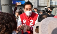 [헤럴드pic] 시민들과 인사하는 오세훈 국민의힘 서울시장 후보