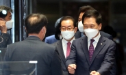 [헤럴드pic] 의총장으로 들어오는 국민의힘 김기현 당 대표 권한대행
