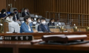 [헤럴드pic] 불참한 서병수 위원장
