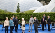 “낯 가리는 日 스가, G7서 고립”…활발한 대화 文 대통령과 비교도