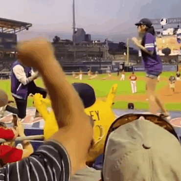 [영상] 야구장서 공개 프러포즈하자 여친 줄행랑 “오마이갓”
