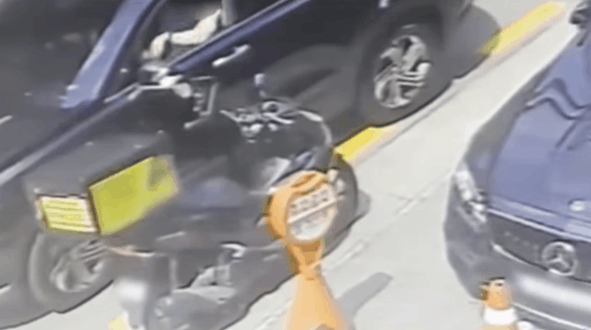 [영상] 배달 오토바이 손으로 밀어버린 SUV 운전자의 ‘만행’