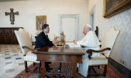 文대통령, 교황에 두 번째 방북 요청…교황 