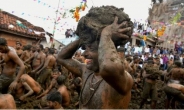인도, 소똥 싸움 축제에 대규모 인파…노마스크에 코로나 폭증 우려