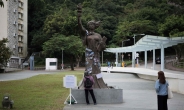 홍콩 대학 캠퍼스에서 속속 사라지는 ‘텐안먼 민주화시위’ 기념 동상