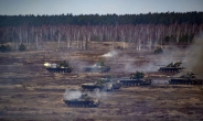 푸틴, 우크라에 軍진입 명령…러 자주포·탱크, 도네츠크 국경 근접