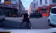 [영상] 멈춘 차에 자전거가 달려들어 '쾅'…