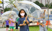 현대모비스, 투명우산 10만개 배포…어린이 빗길 안전 지킨다