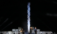 테너 보첼리 세계 최고 콘서트 빛낸 韓 조각가 박은선 작품