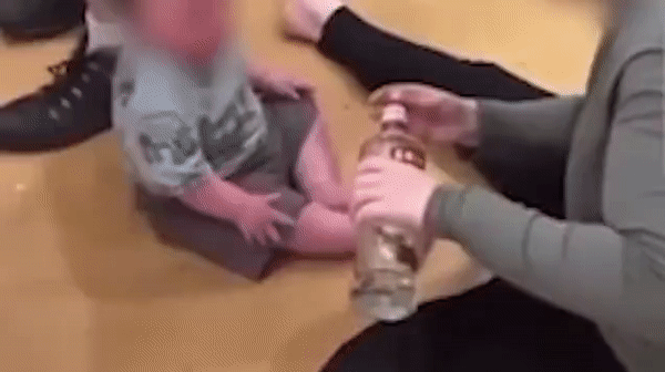 [영상]보드카에 온 몸 빨개진 한 살 아기...범인은 엄마
