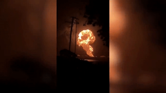 [영상] 벼락으로 시작한 쿠바 연료탱크 화재…탱크 3개째 화염 휩싸여 [나우,어스]
