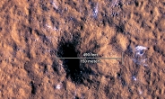 NASA “크리스마스이브 운석 충돌로 화성에 150m 충돌구…지하 얼음 덩어리 최초 발견”