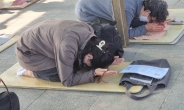 [포토뉴스]팔공산 갓바위, 수능 20여일 앞두고 기도 열기 ‘가득’
