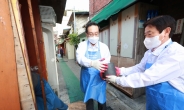 ‘연탄 배달’ 나선 손태승 이사장, 쪽방촌에 방한용품 지원 활동