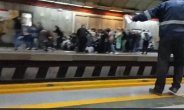 [영상] 이란 시위 3개월째…보안군, 지하철역서 총격·히잡 미착용 여성 구타[나우,어스]